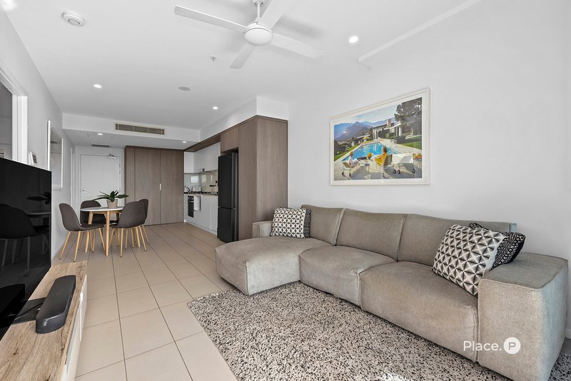 Photo - 1049/123 Cavendish Road, Coorparoo QLD 4151 - Image 7