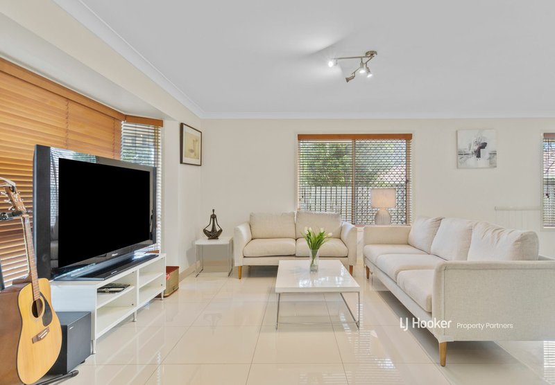 Photo - 105 Bannockburn Crescent, Parkinson QLD 4115 - Image 3