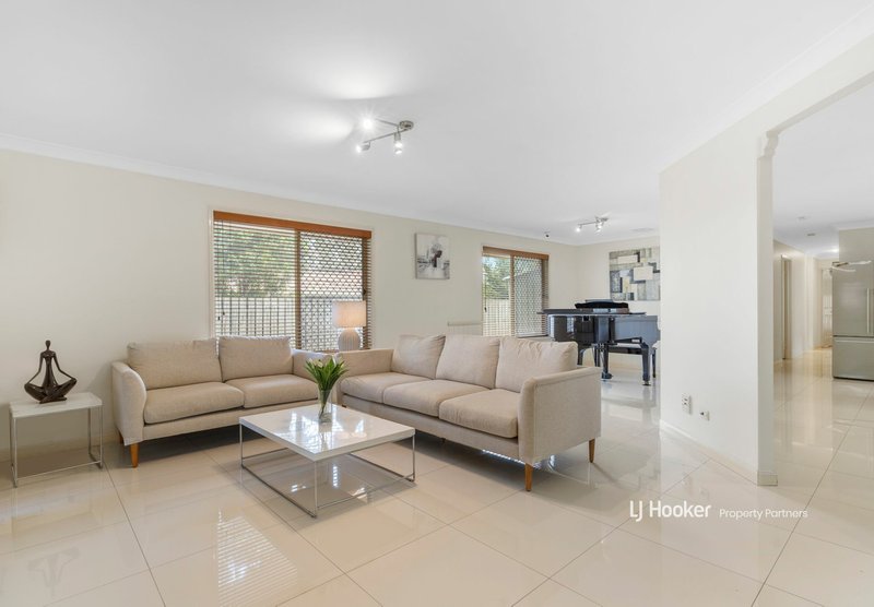 Photo - 105 Bannockburn Crescent, Parkinson QLD 4115 - Image 4