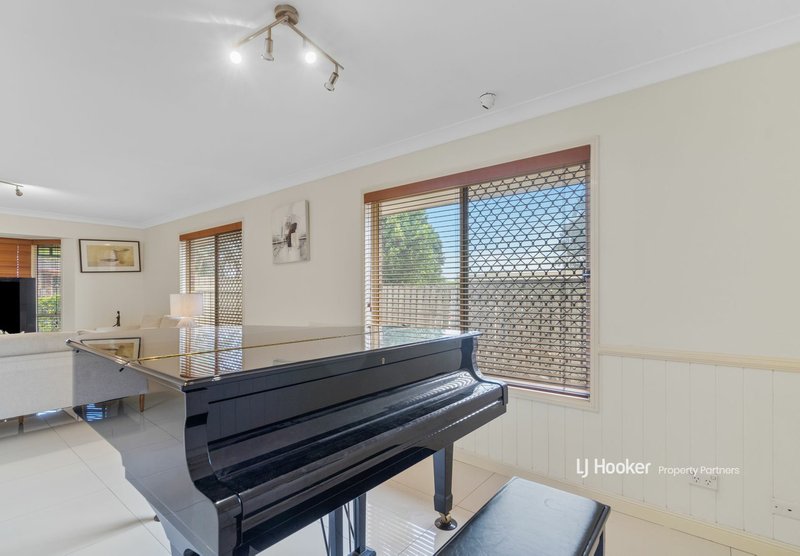 Photo - 105 Bannockburn Crescent, Parkinson QLD 4115 - Image 9