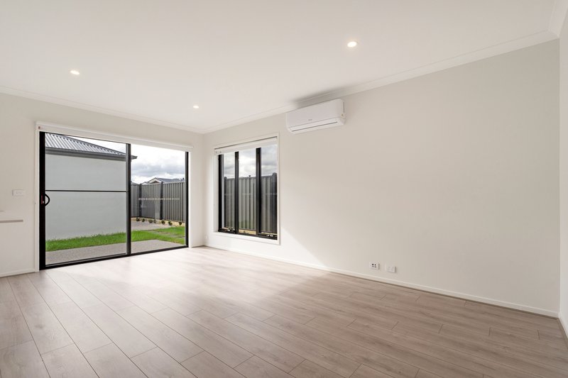 Photo - 105 Dryland Boulevard, Mickleham VIC 3064 - Image 5