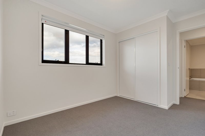 Photo - 105 Dryland Boulevard, Mickleham VIC 3064 - Image 6