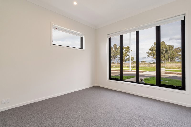 Photo - 105 Dryland Boulevard, Mickleham VIC 3064 - Image 7