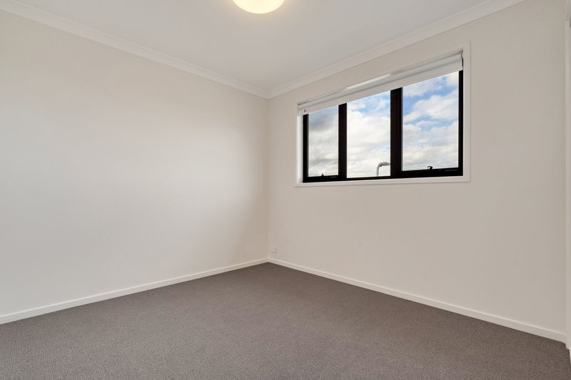Photo - 105 Dryland Boulevard, Mickleham VIC 3064 - Image 10