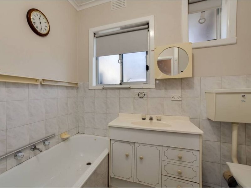 Photo - 105 Fordholm Rd , Hampton Park VIC 3976 - Image 8