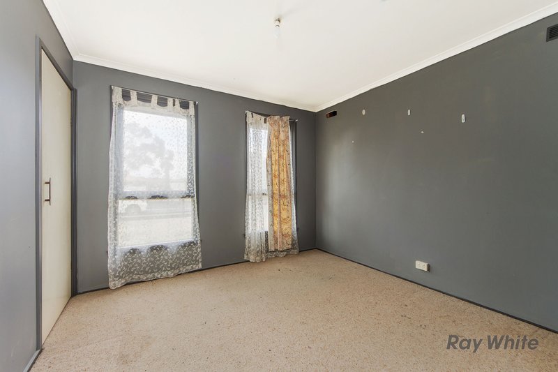 Photo - 105 Kings Road, Kings Park VIC 3021 - Image 3