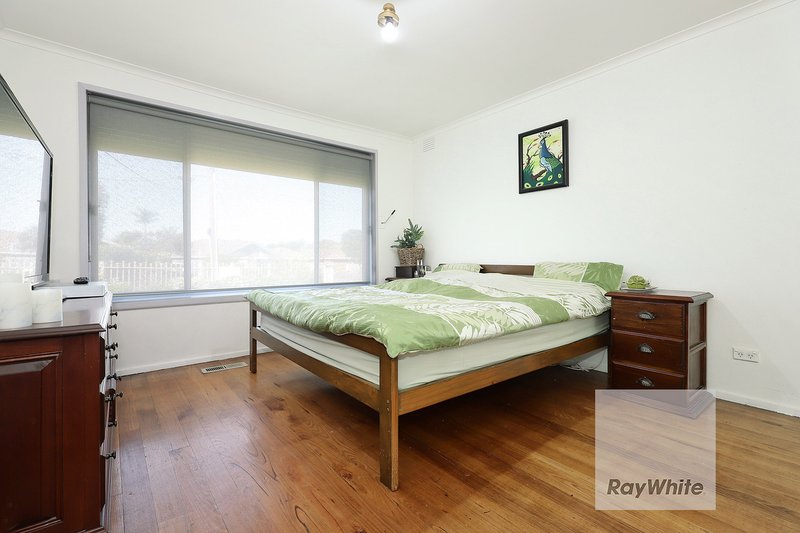 Photo - 105 Lenoak Street, Gladstone Park VIC 3043 - Image 5