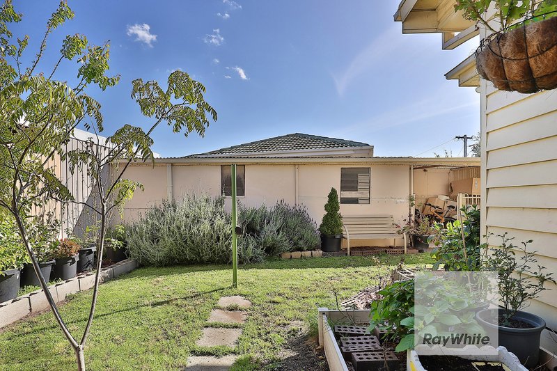 Photo - 105 Lenoak Street, Gladstone Park VIC 3043 - Image 8