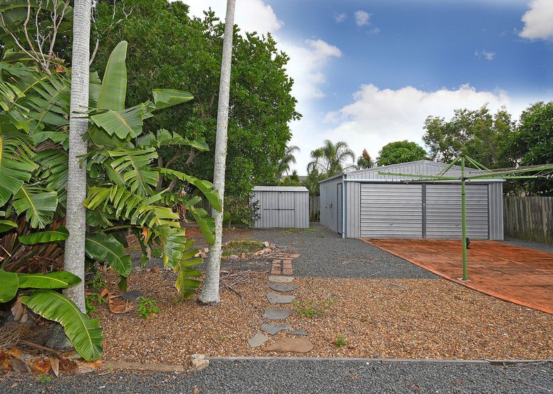 Photo - 105 Limpus Street, Urangan QLD 4655 - Image 2