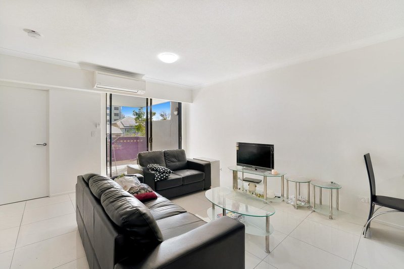 Photo - 105/11 Norman Street, Southport QLD 4215 - Image 4