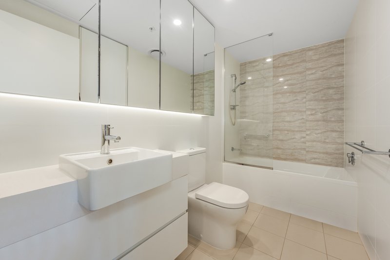 Photo - 1054/123 Cavendish Road, Coorparoo QLD 4151 - Image 8