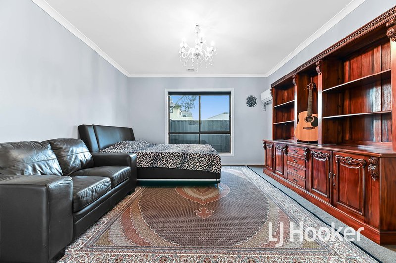 Photo - 106 Elmslie Drive, Cranbourne East VIC 3977 - Image 9