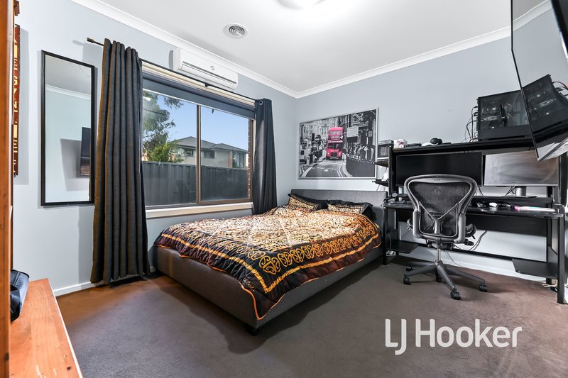 Photo - 106 Elmslie Drive, Cranbourne East VIC 3977 - Image 12