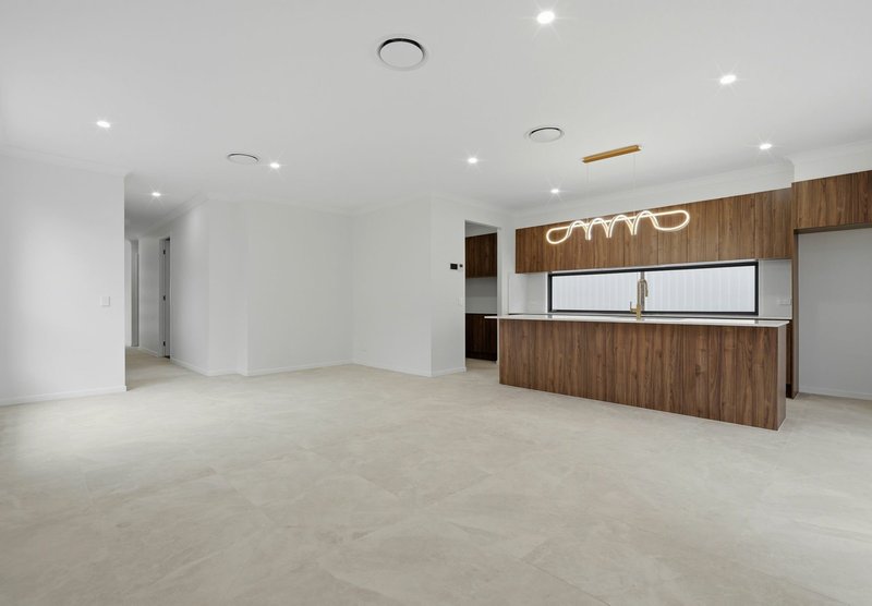 Photo - 106 Emsworth Street, Wynnum QLD 4178 - Image 2