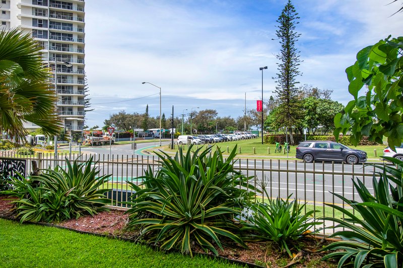 Photo - 106/2 Queensland Avenue, Broadbeach QLD 4218 - Image 3