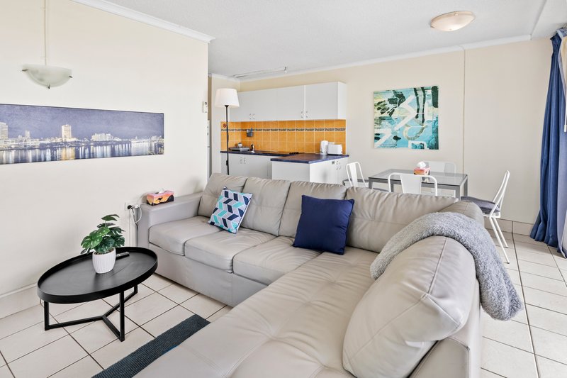 Photo - 106/2 Queensland Avenue, Broadbeach QLD 4218 - Image 8