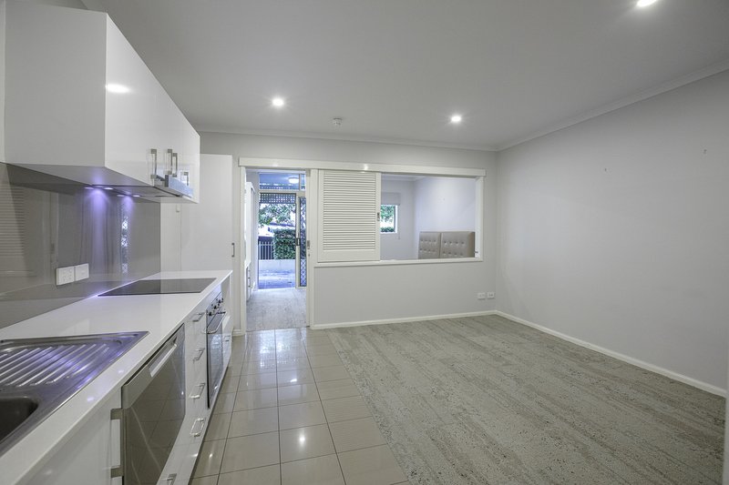 Photo - 106/85 Deakin Street, Kangaroo Point QLD 4169 - Image 1