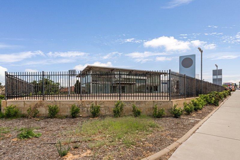 Photo - 107-109 North West Coastal Highway, Wonthella WA 6530 - Image 22