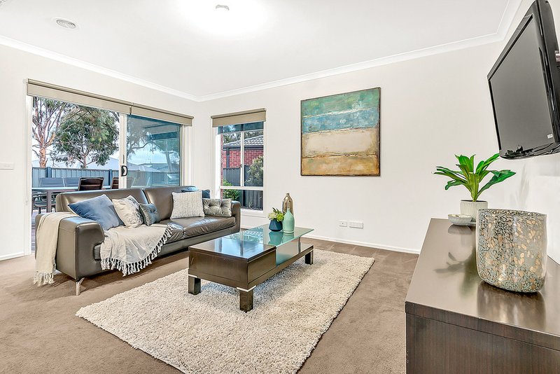 Photo - 107 Huntington Drive, Craigieburn VIC 3064 - Image 11