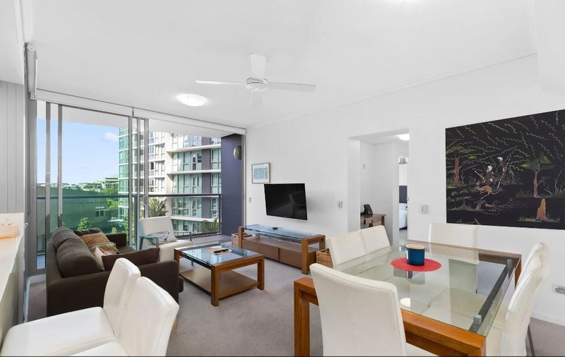 Photo - 10706/8 Harbour Road, Hamilton QLD 4007 - Image 3