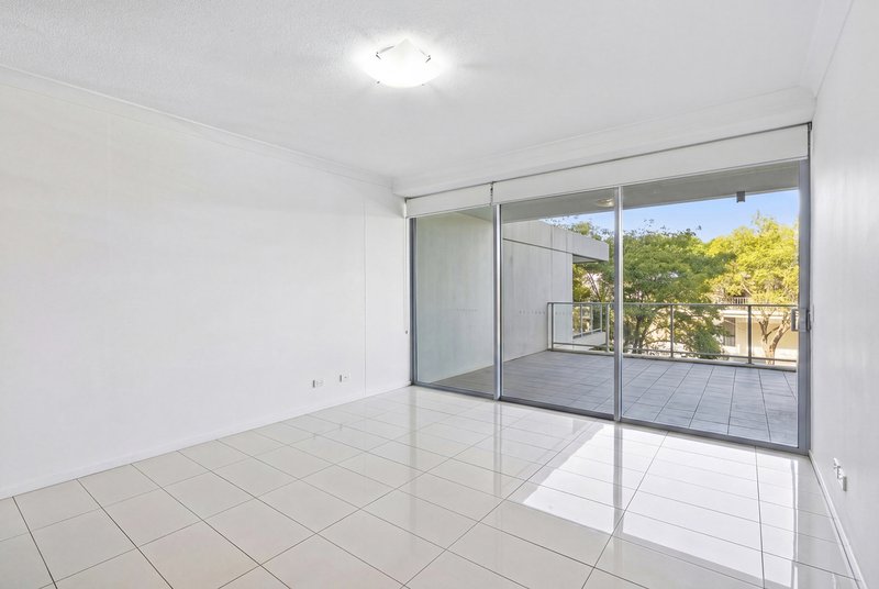 Photo - 107/11 Compass Drive, Biggera Waters QLD 4216 - Image 3
