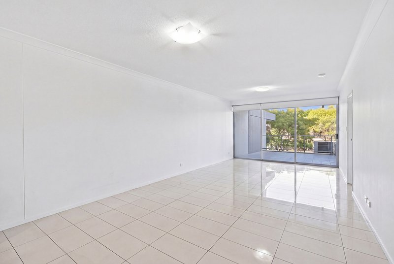 Photo - 107/11 Compass Drive, Biggera Waters QLD 4216 - Image 4