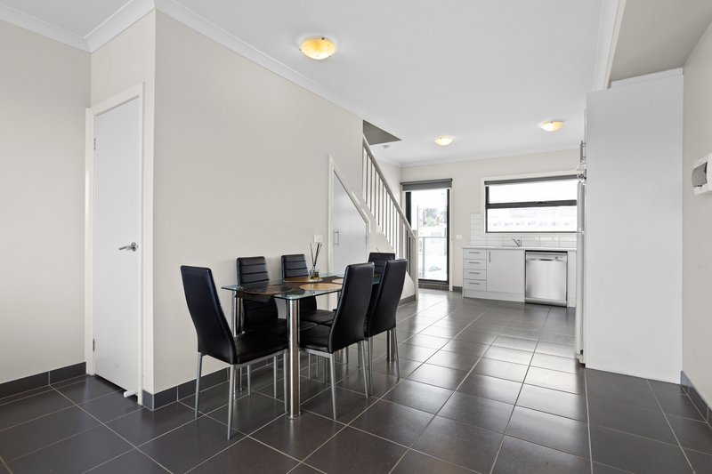 Photo - 107/141 Windermere Boulevard, Pakenham VIC 3810 - Image 5