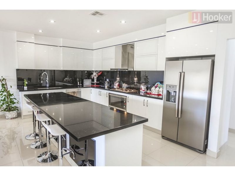 Photo - 108 Biltmore Crescent, Roxburgh Park VIC 3064 - Image 3