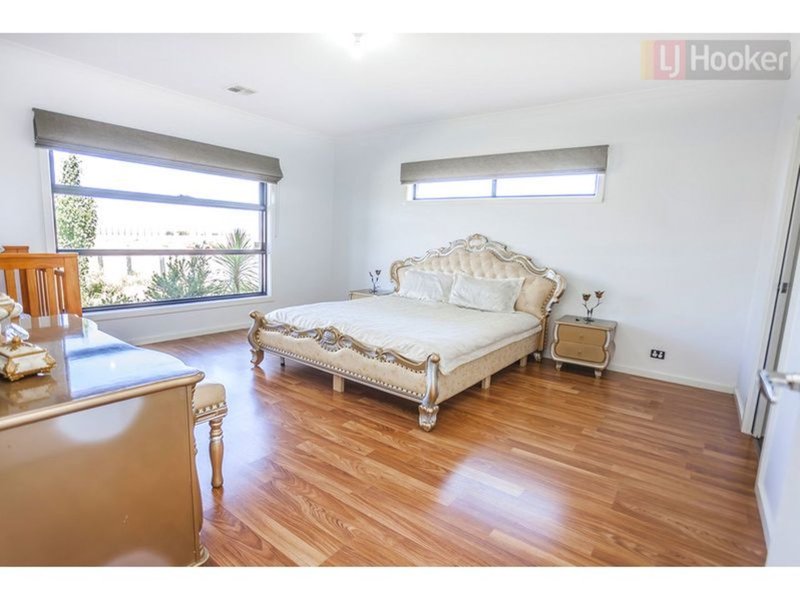 Photo - 108 Biltmore Crescent, Roxburgh Park VIC 3064 - Image 6