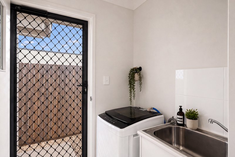 Photo - 108 Dysart Drive, Holmview QLD 4207 - Image 13