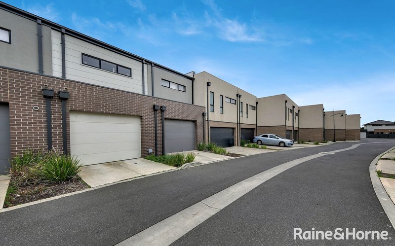 Photo - 108 Marathon Boulevard, Craigieburn VIC 3064 - Image 4