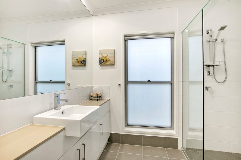 Photo - 108 Melville Terrace, Manly QLD 4179 - Image 8