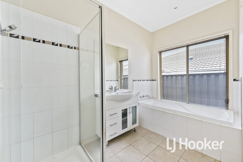 Photo - 108 Windermere Boulevard, Pakenham VIC 3810 - Image 9