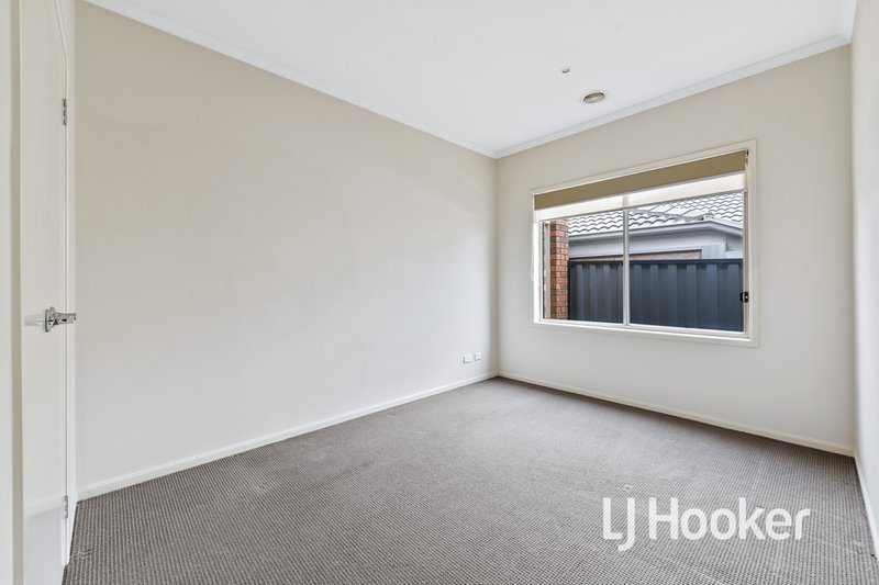 Photo - 108 Windermere Boulevard, Pakenham VIC 3810 - Image 11