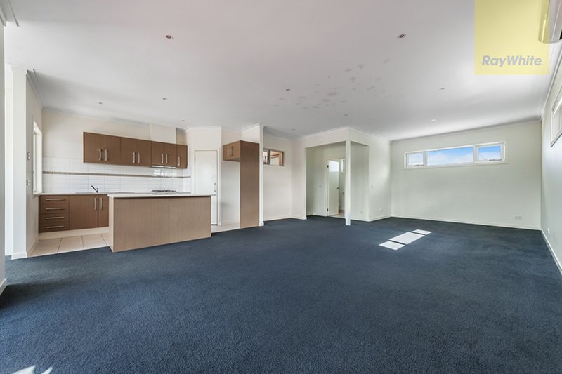 Photo - 109 Creekwood Drive, Craigieburn VIC 3064 - Image 5