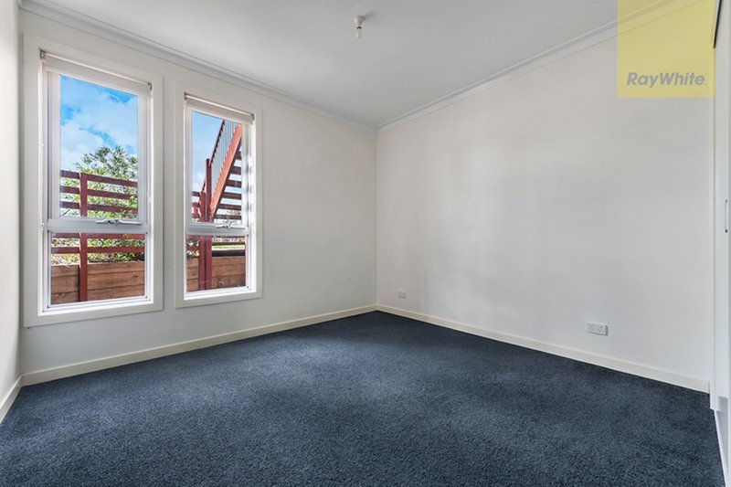 Photo - 109 Creekwood Drive, Craigieburn VIC 3064 - Image 9