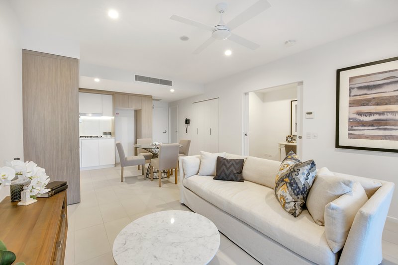 Photo - 1096/123 Cavendish Road, Coorparoo QLD 4151 - Image 2