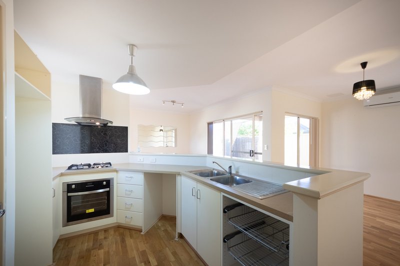 Photo - 109C Hillsborough Drive, Nollamara WA 6061 - Image 4