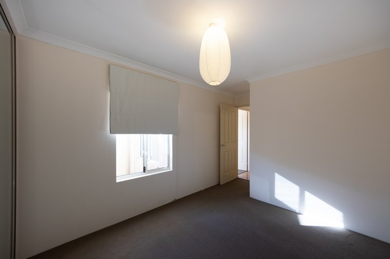 Photo - 109C Hillsborough Drive, Nollamara WA 6061 - Image 5
