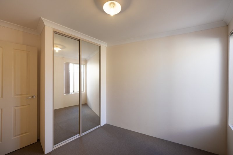 Photo - 109C Hillsborough Drive, Nollamara WA 6061 - Image 6