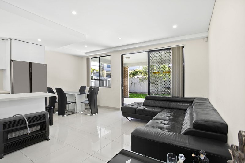 Photo - 10a Martin Crescent, Woodpark NSW 2164 - Image 2