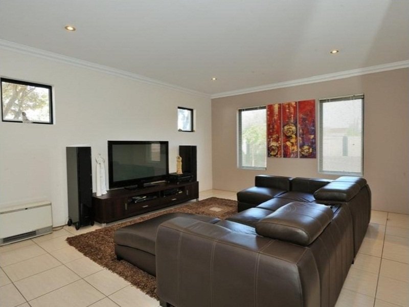 Photo - 10D Parkin Street, Rockingham WA 6168 - Image 2