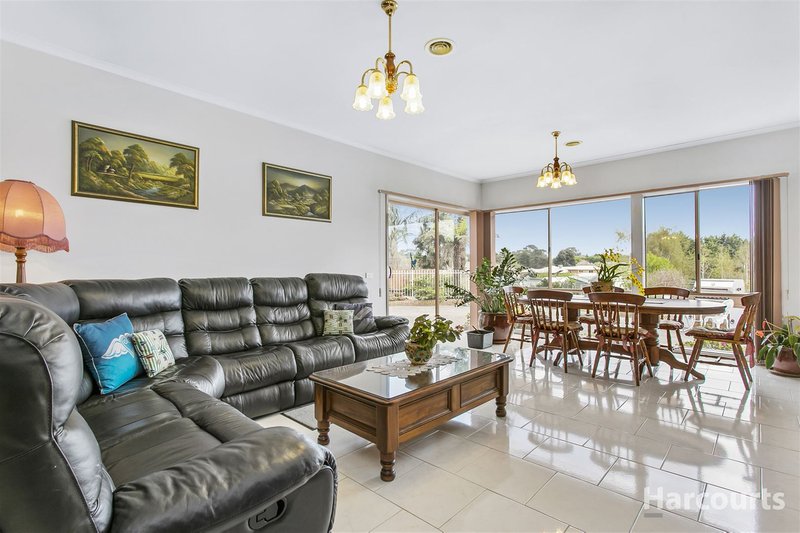 Photo - 11-12 Jindalee Court, Narre Warren South VIC 3805 - Image 7