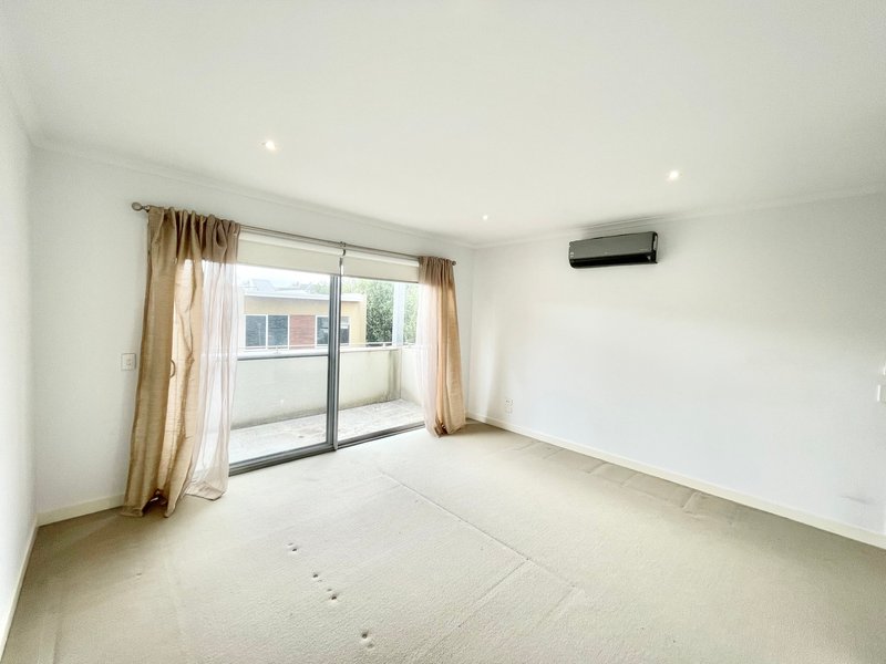 Photo - 11 Abbotsford Lane, Caroline Springs VIC 3023 - Image 15