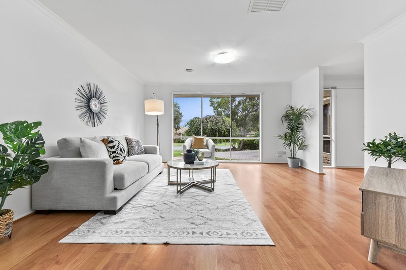 Photo - 11 Angela Court, South Morang VIC 3752 - Image 4