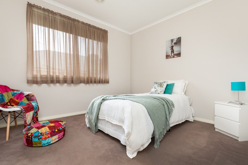 Photo - 11 Atkinson Drive, Berwick VIC 3806 - Image 11