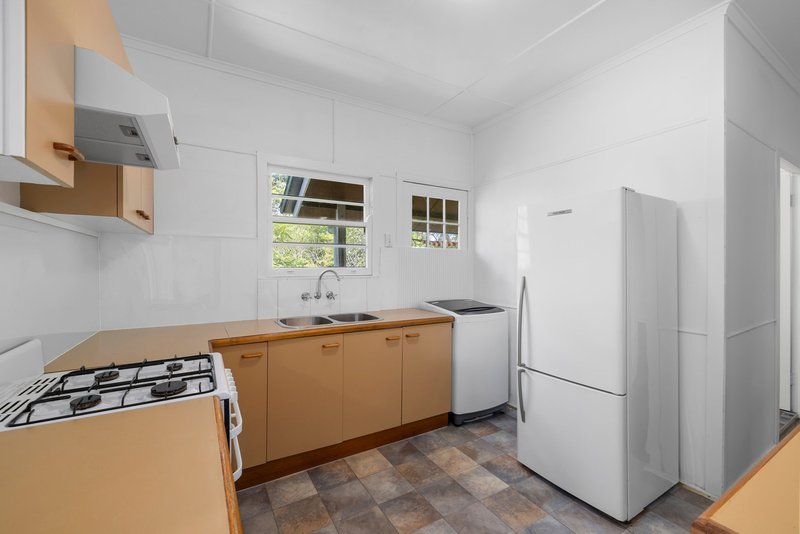 Photo - 11 Atthow Avenue, Ashgrove QLD 4060 - Image 2