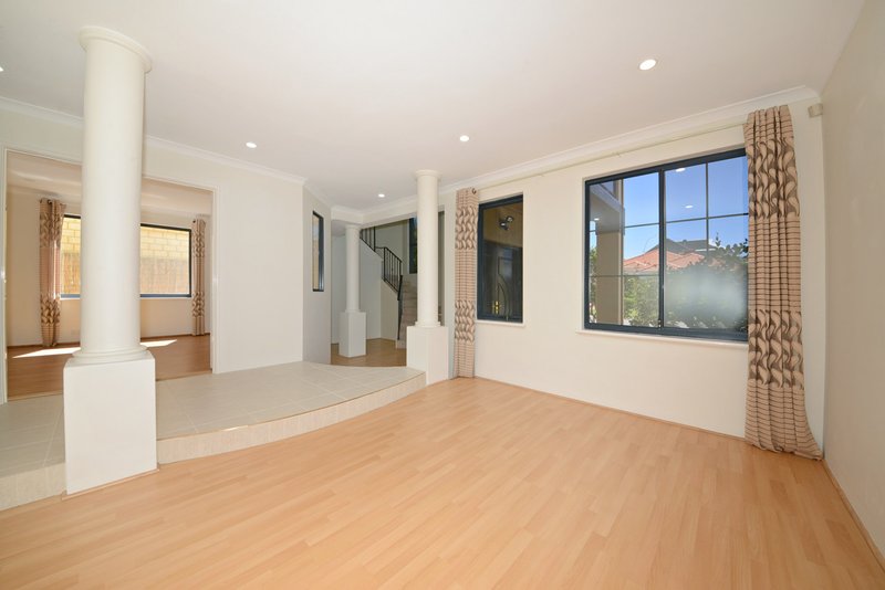 Photo - 11 Bantry Bend, Mindarie WA 6030 - Image 4