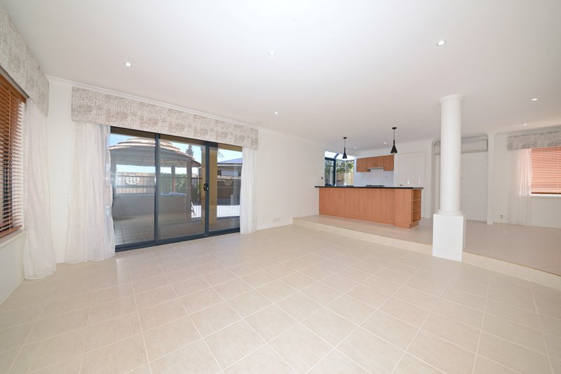 Photo - 11 Bantry Bend, Mindarie WA 6030 - Image 11