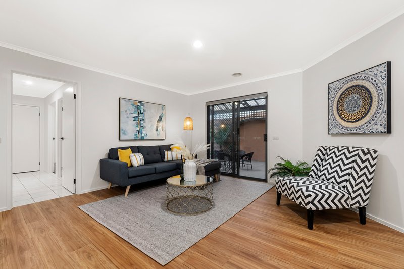 Photo - 11 Barina Way, Mill Park VIC 3082 - Image 5